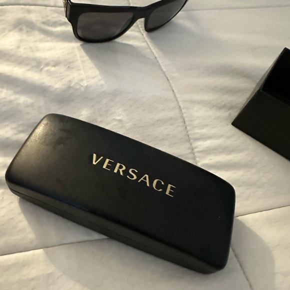 Versace - Picture 2 of 3